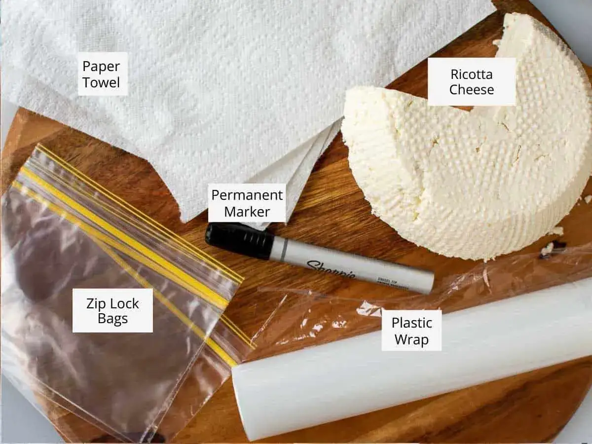 Pour savoir si on peut congeler de la ricotta, voici le matériel : fromage, sacs congélation, film plastique, essuie-tout, marqueur.