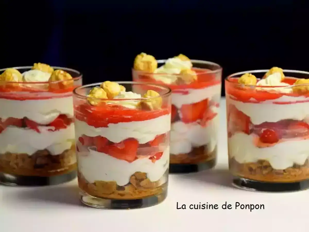 Quatre verrines mascarpone spéculoos, fraises et crème, garnies de popcorn caramélisé. Un délice gourmand !