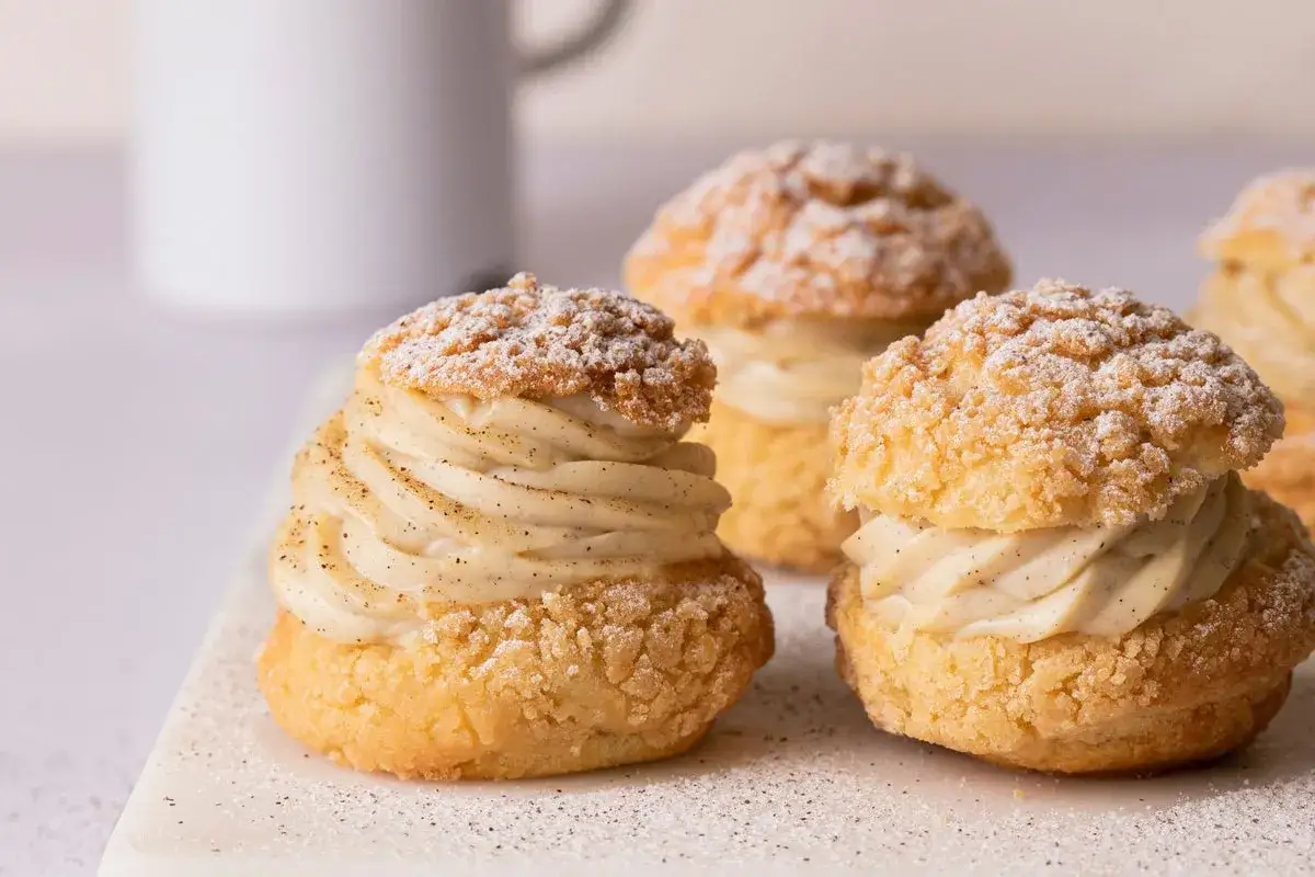 Trois jolis choux garnis de crème vanillée, saupoudrés de sucre glace. Une belle invitation à découvrir pourquoi mes choux ne gonflent pas.