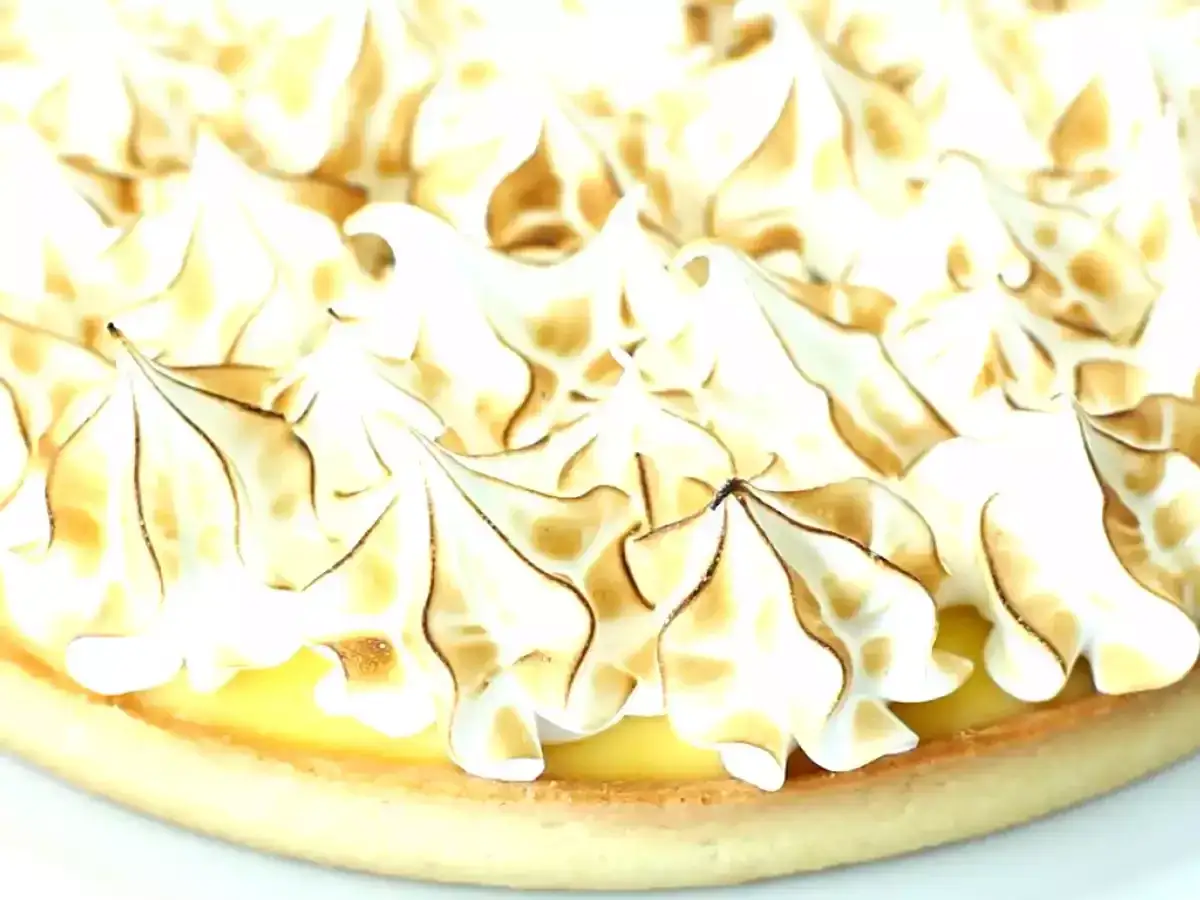 Tarte au citron avec une meringue italienne meilleur du chef, dorée et aérienne.
