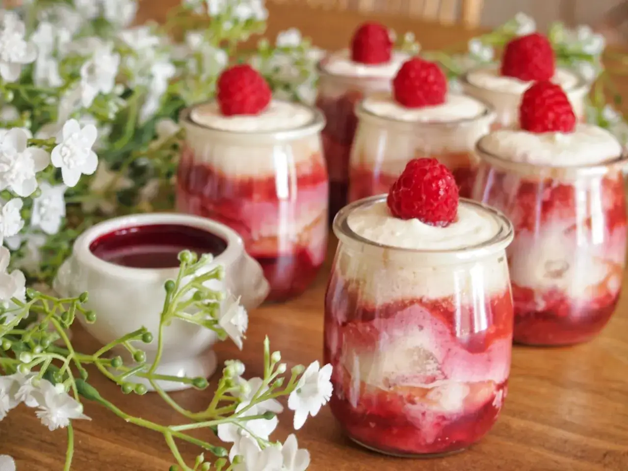 Délicieux dessert à la ricotta et aux framboises, sans cuisson. Parfait pour une recette dessert ricotta sans cuisson facile et rapide.