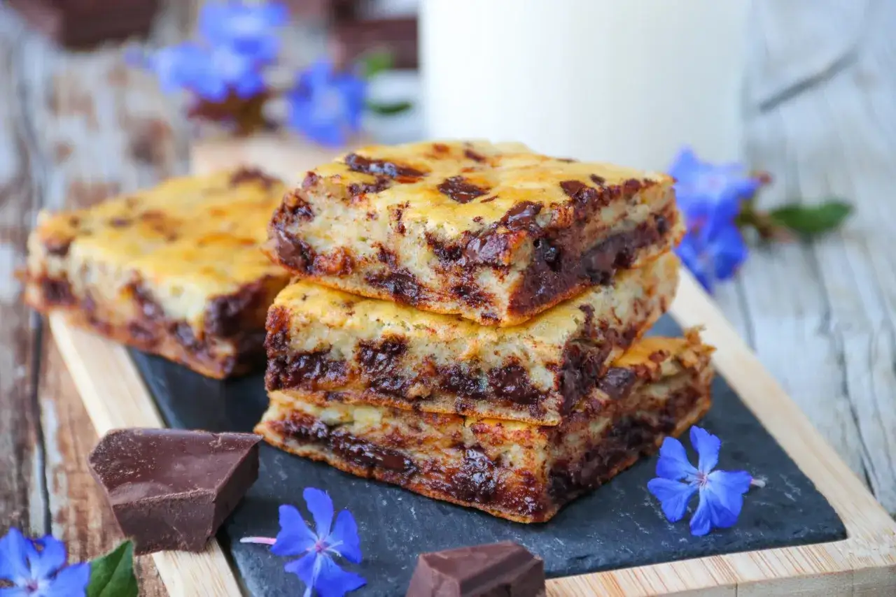 Délicieux dessert banane et chocolat, des carrés moelleux aux pépites fondantes, parfaits pour un goûter gourmand.