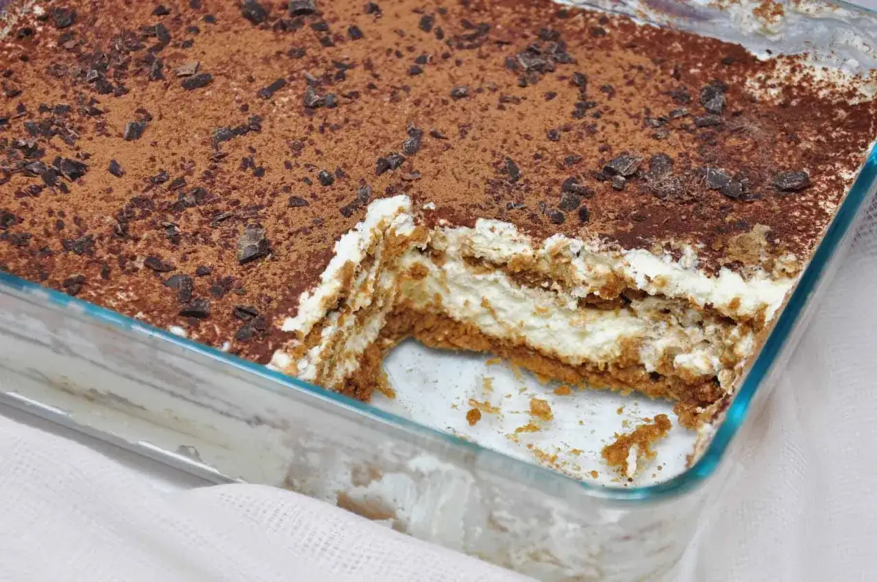 Un tiramisu crémeux, saupoudré de cacao et de copeaux de chocolat. Une touche d'alcool subtile rehausse ce dessert italien classique.