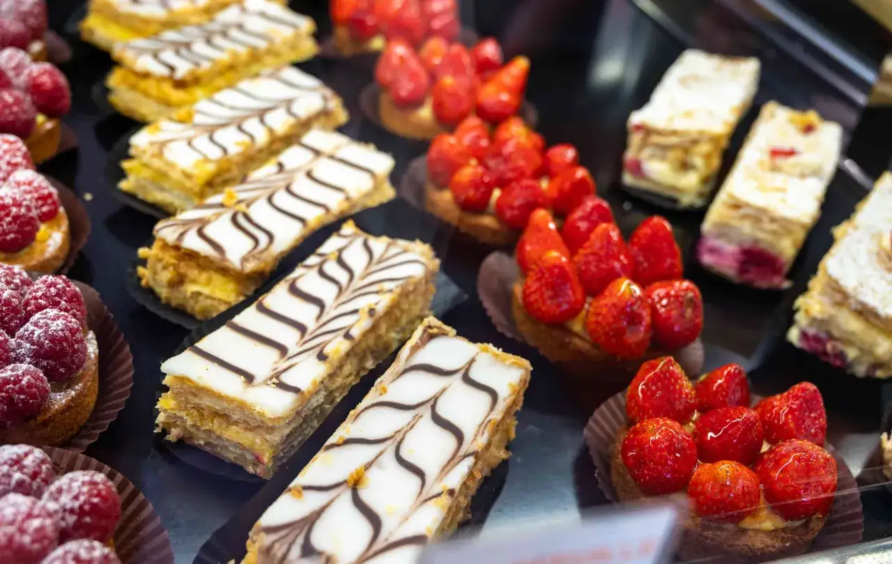 Gâteau sec français traditionnel, mille-feuilles aux fruits rouges et fraises, un délice pour les yeux et les papilles.