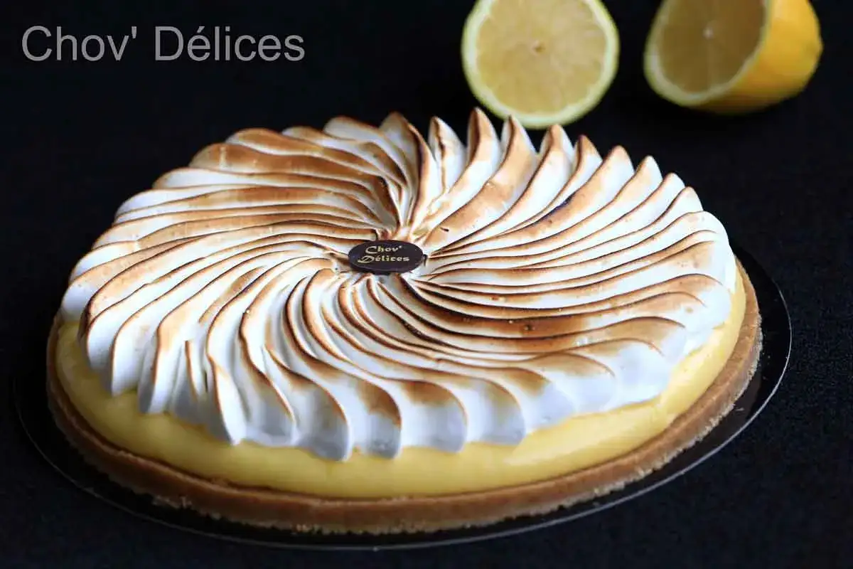 Tarte au citron avec une meringue italienne joliment caramélisée, parfaite pour la conservation.