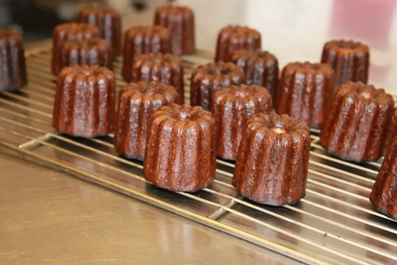Première utilisation des moules cannelés en cuivre pour des cannelés dorés et appétissants.