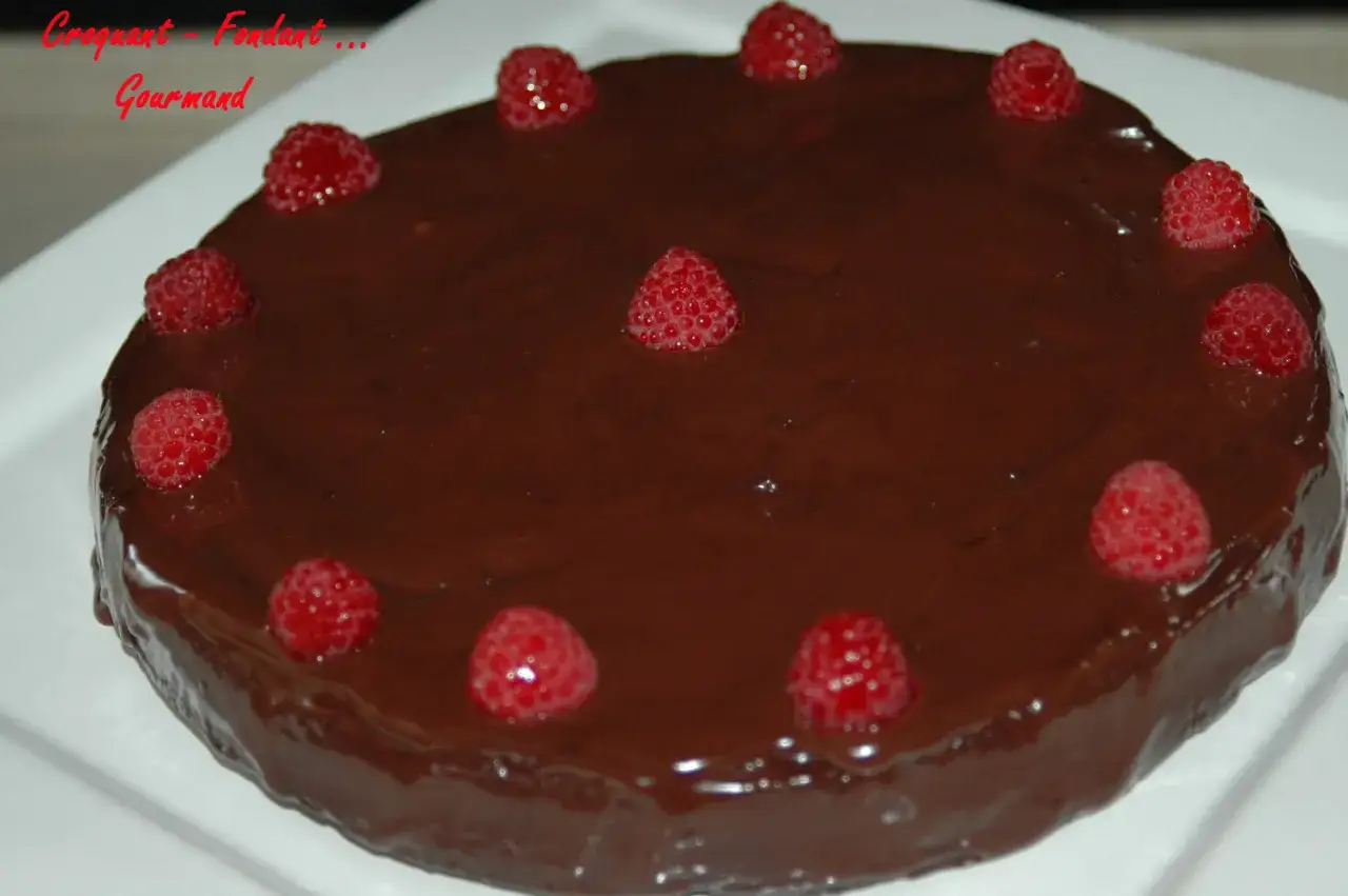 Gâteau chocolat fondant, garni de framboises fraîches, un délice digne de Pierre Hermé.