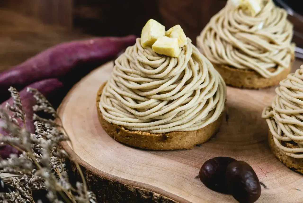 Mont-blanc aux marrons, une montagne de cr&egrave;me l&eacute;g&egrave;re comme du blanc en neige, garnie de d&eacute;s de ch&acirc;taignes.