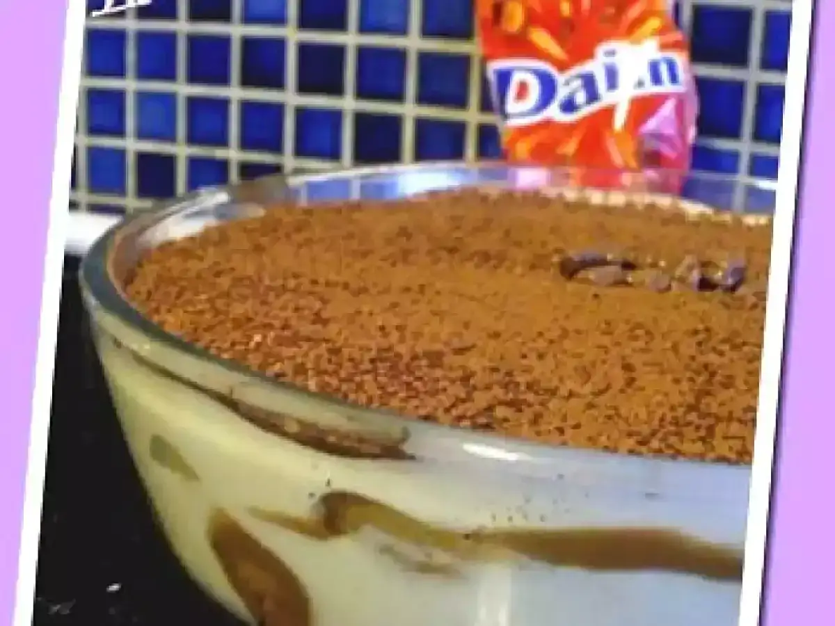Un délicieux tiramisu aux éclats de Daim, saupoudré de cacao.