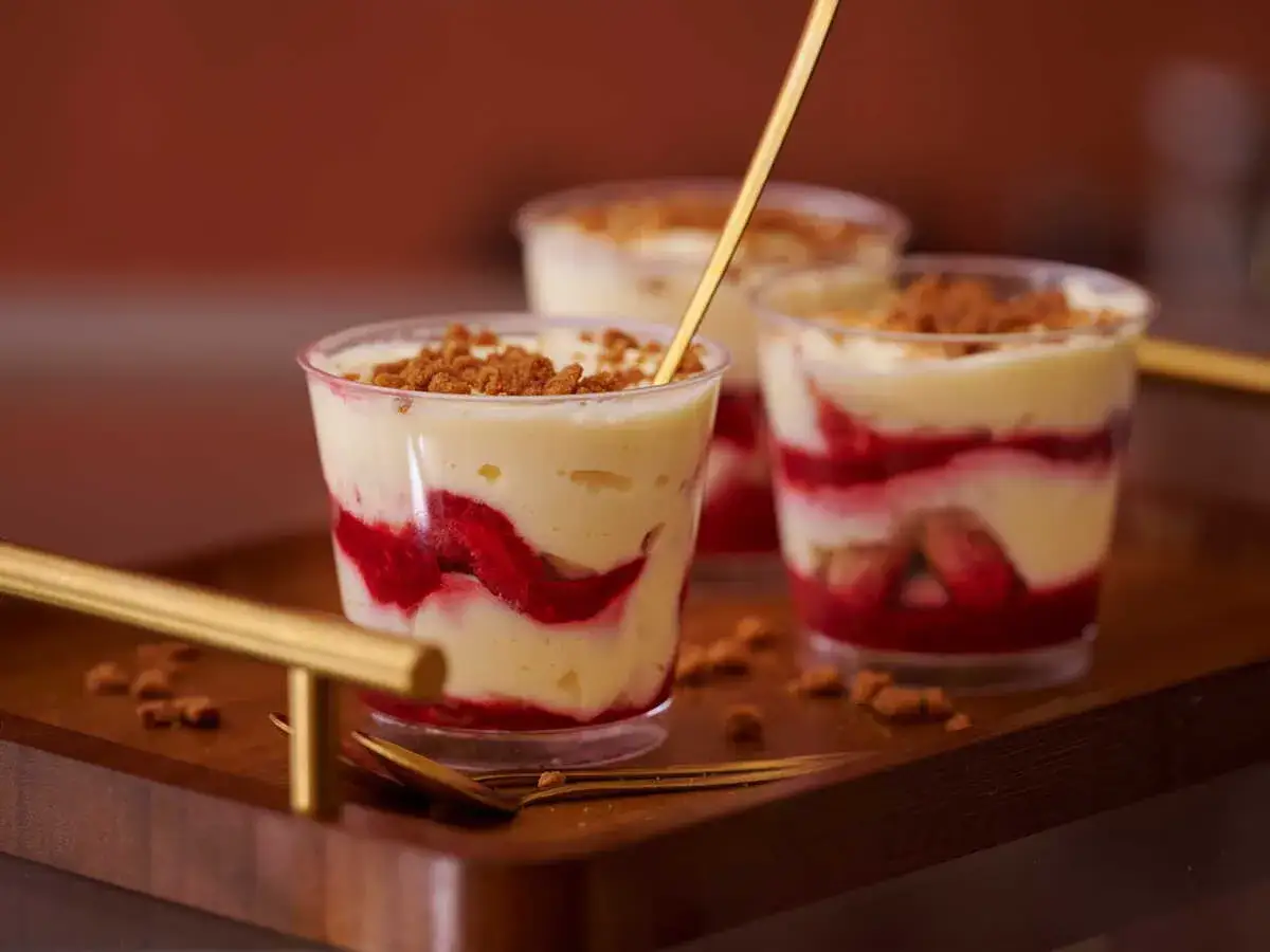 Délicieux verrine tiramisu framboise mascarpone, superposant crème onctueuse, fruits rouges acidulés et crumble croustillant. Une gourmandise à savourer.