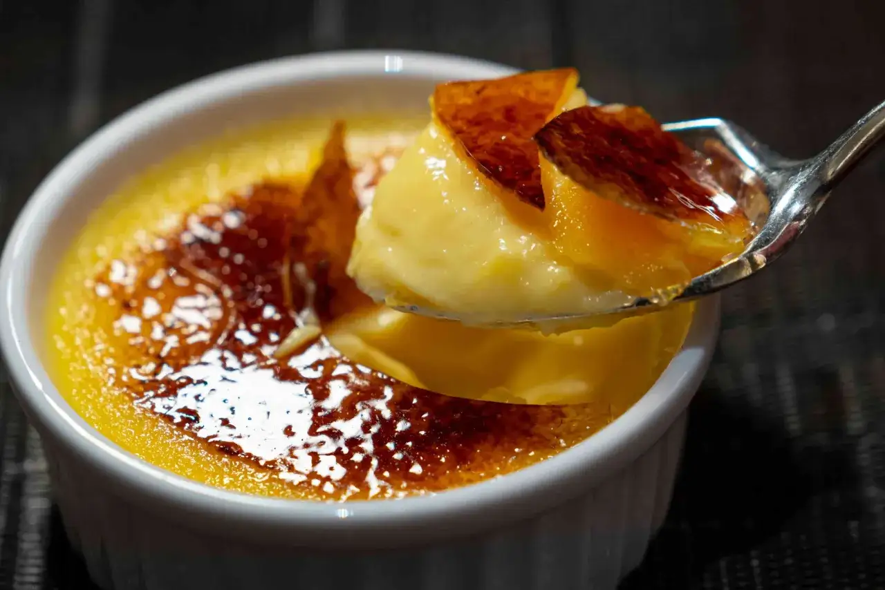 Crème brûlée on a spoon, une idée parfaite pour que faire avec 4 jaunes d'oeufs. La croûte caramélisée craque sous la cuillère.