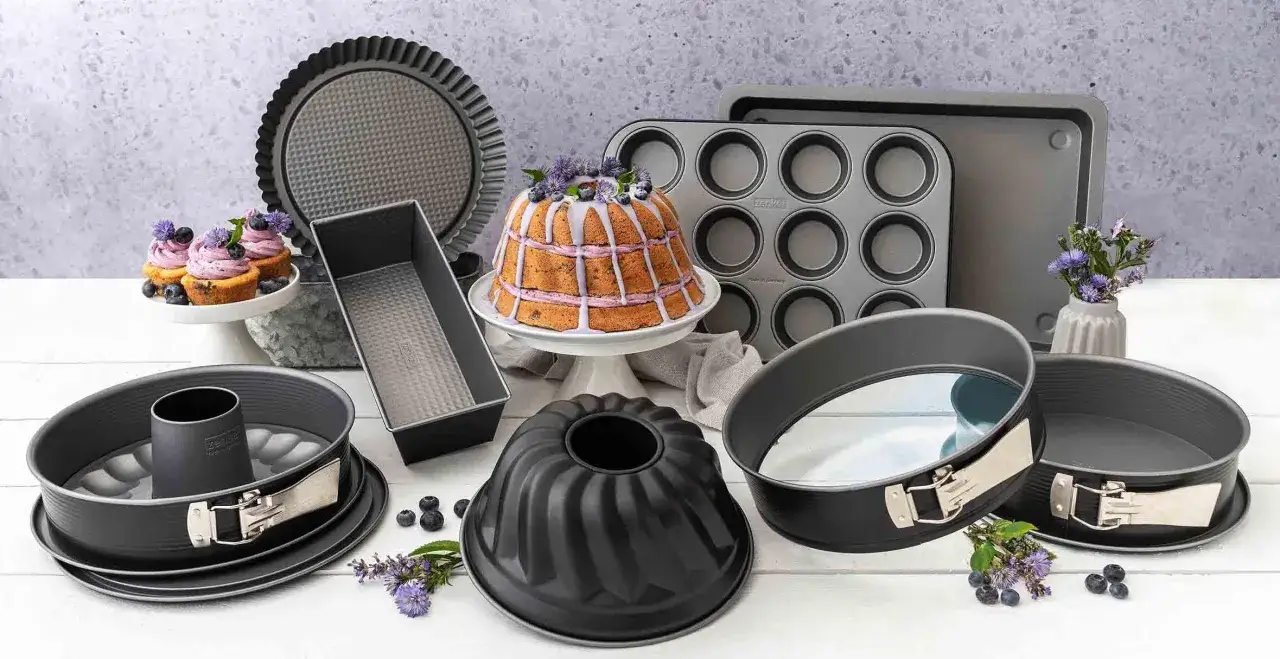 Un assortiment de diff&eacute;rents types de moules &agrave; p&acirc;tisserie, incluant des moules &agrave; manqu&eacute;, &agrave; cake, &agrave; muffins, &agrave; tarte et &agrave; savarin, pr&ecirc;ts pour de d&eacute;licieuses cr&eacute;ations.
