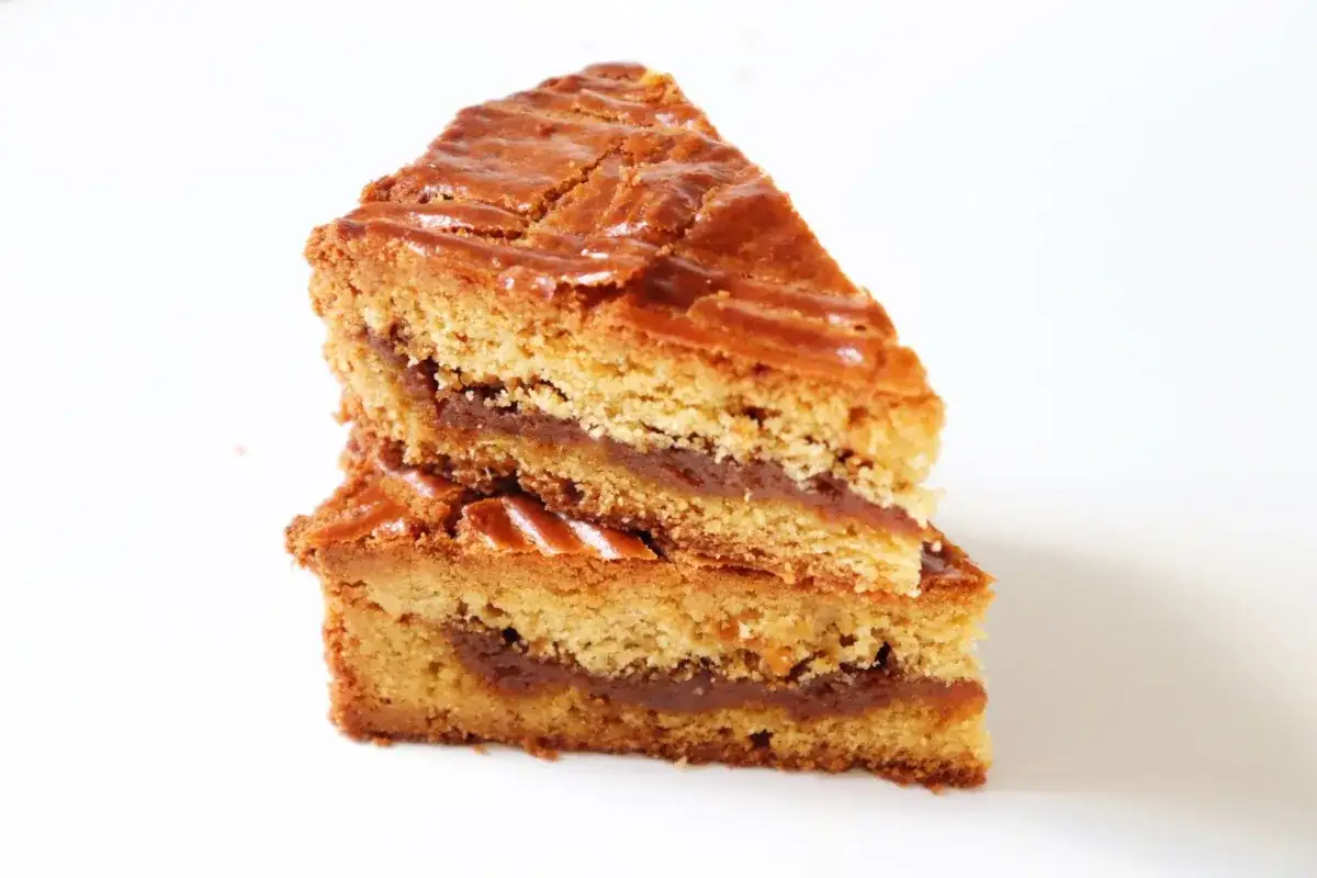 Tranche de layer cake caramel beurre sal&eacute;, avec sa garniture onctueuse entre deux couches de biscuit dor&eacute;.