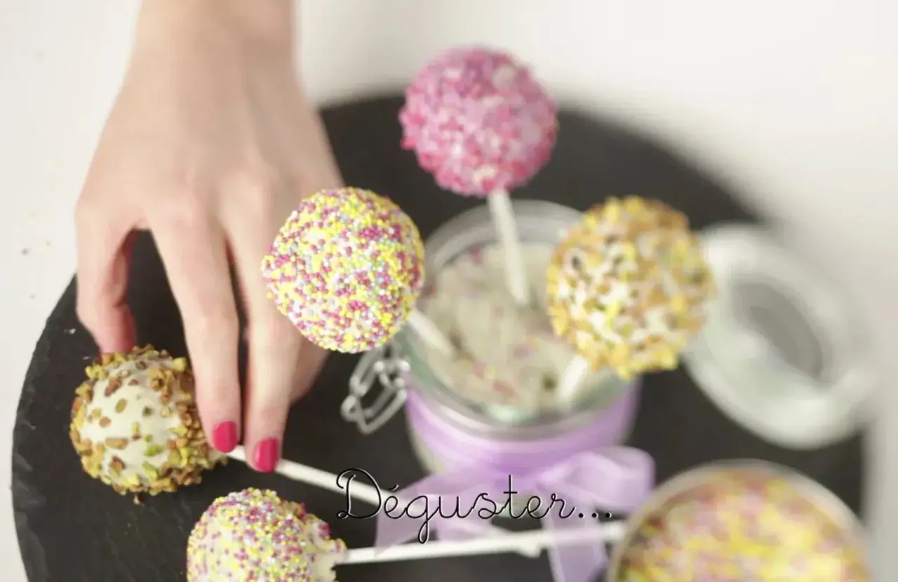 D&eacute;licieux cake pops color&eacute;s, une recette facile pour un go&ucirc;ter gourmand.