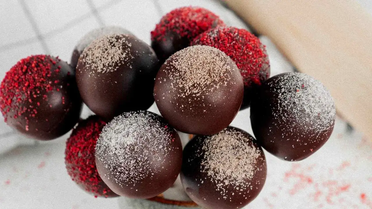 Boules de chocolat garnies de sucre cristallisé et de framboises. Un délice qui répond à la question : qu'est-ce que le sucre cristallisé ?