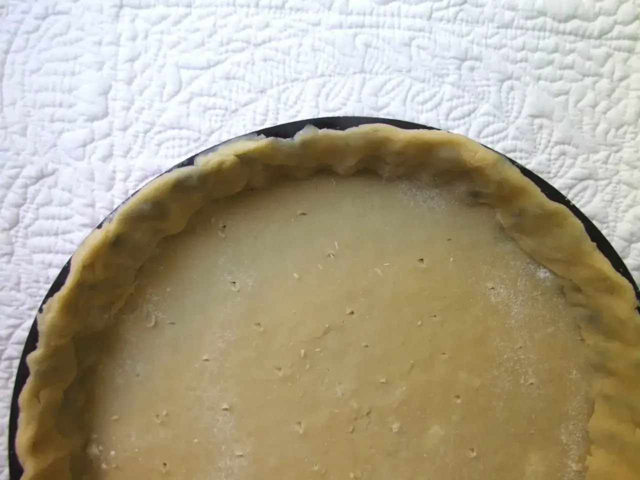 Pâte sablée crue dans un moule, prête pour la conservation pâte sablée crue au frigo.