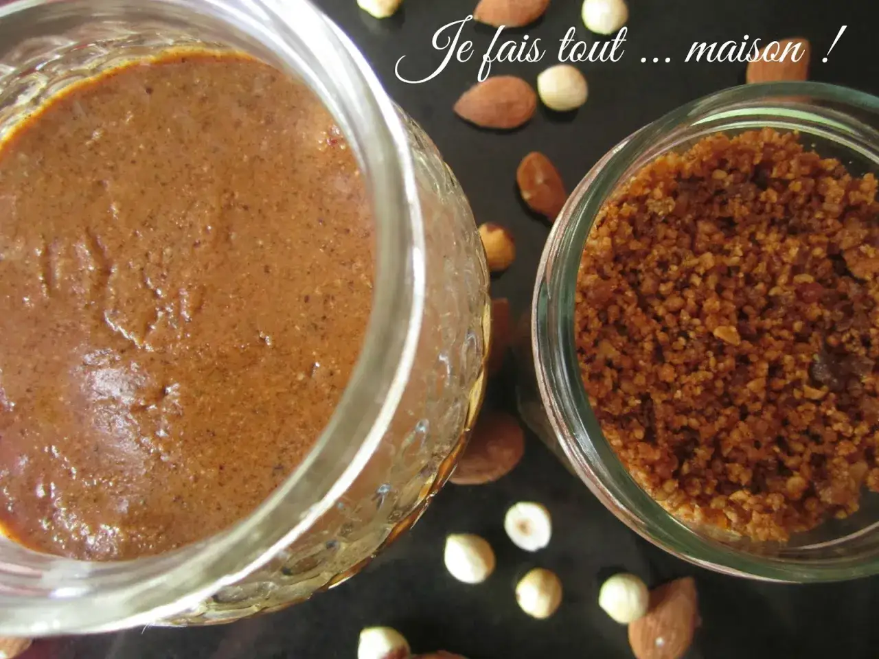 Deux pots de praliné maison, l'un crémeux, l'autre concassé, entourés d'amandes et de noisettes. La conservation est assurée !