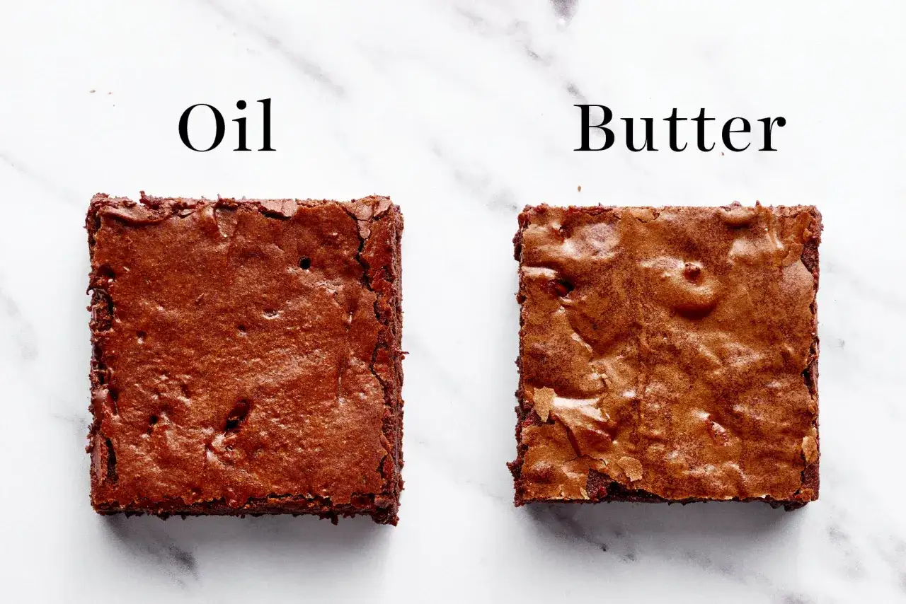Deux brownies c&ocirc;te &agrave; c&ocirc;te : l'un fait avec de l'huile (plus sombre), l'autre avec du beurre. Id&eacute;al pour remplacer beurre par huile de coco.