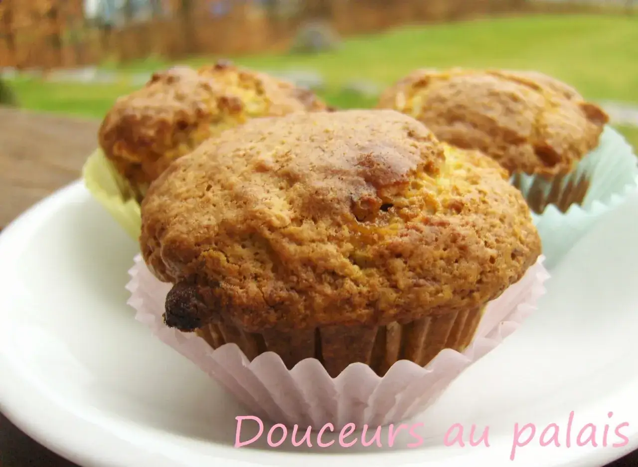 Trois muffins banane caramel dor&eacute;s, pr&ecirc;ts &agrave; r&eacute;galer les papilles. Douceurs au palais.
