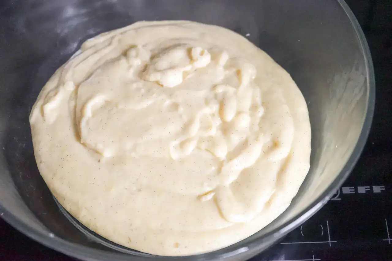 Cr&egrave;me vanill&eacute;e onctueuse, parsem&eacute;e de points noirs de vanille, pr&ecirc;te &agrave; &ecirc;tre transform&eacute;e en une d&eacute;licieuse cr&egrave;me mousseline l&eacute;g&egrave;re.