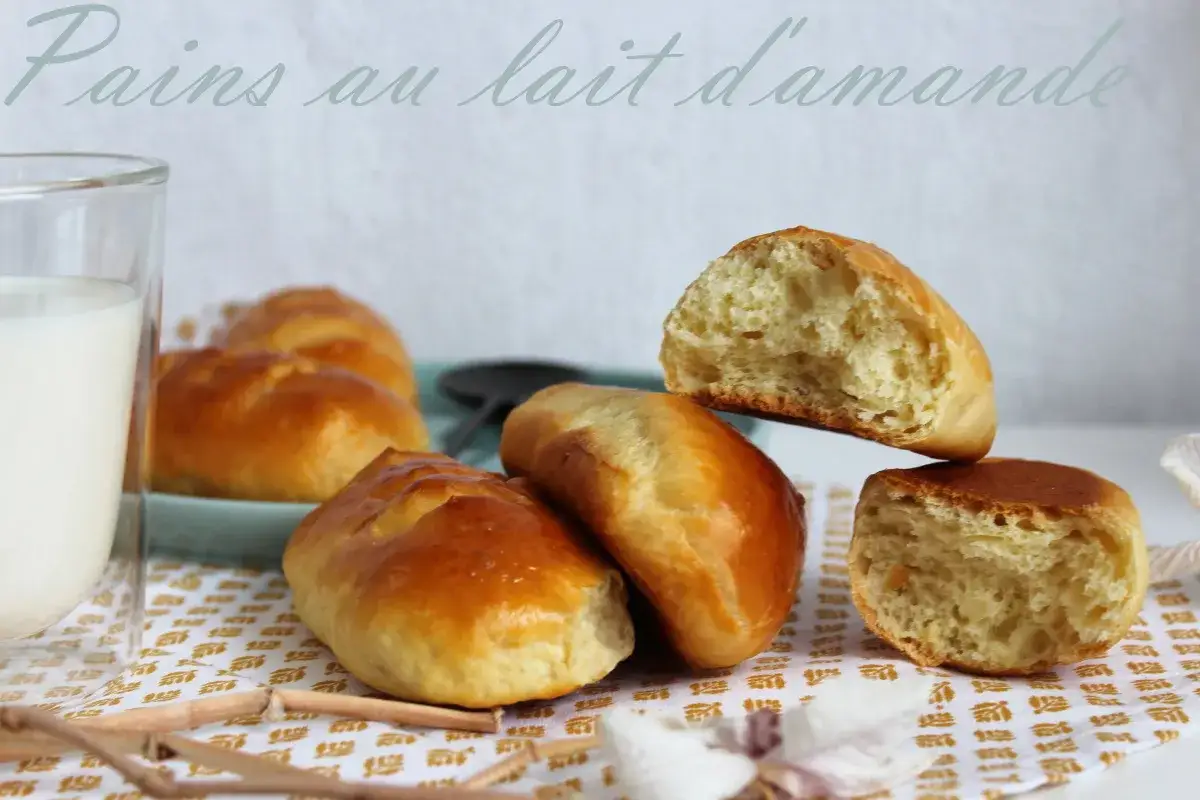 Petits pains dorés, moelleux et aériens, parfaits avec un verre de lait d'amande maison.