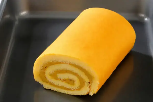 Une bûche roulée, prête à être dégustée. Apprenez comment rouler une bûche pour un dessert parfait.