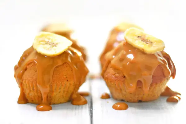 Délicieux muffin banane caramel, nappé de sauce onctueuse et garni d'une tranche de banane séchée.