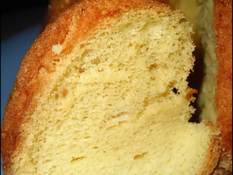 Gros plan sur une tranche de chiffon cake, texture aérienne et dorée. Une recette facile pour un dessert léger.